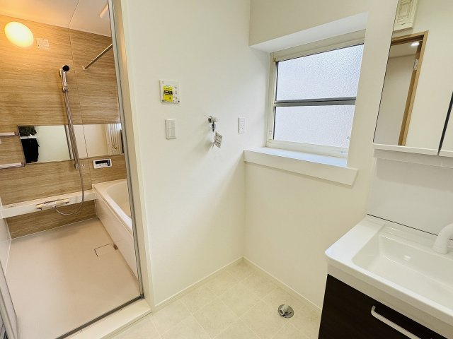 八王子市　長沼町　中古戸建ての脱衣所|～窓付きで明るい洗面所　換気もしやすいです～
