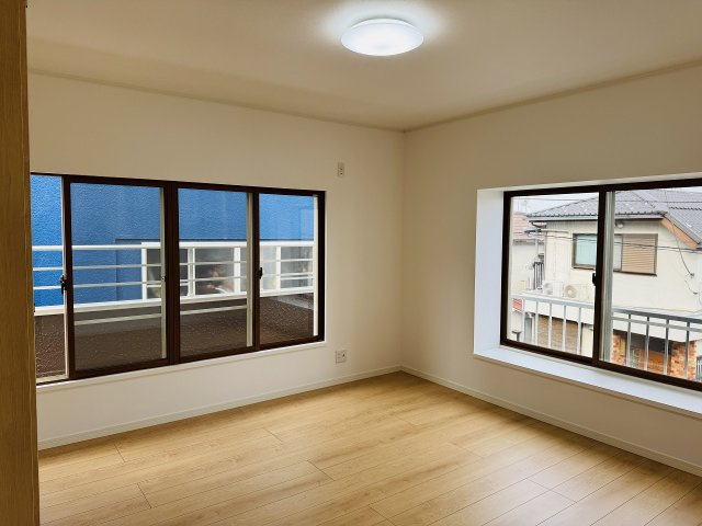 八王子市　長沼町　中古戸建ての寝室|～2階8.0帖の主寝室　ベッドなど大型家具のレイアウトもしやすい広さです～