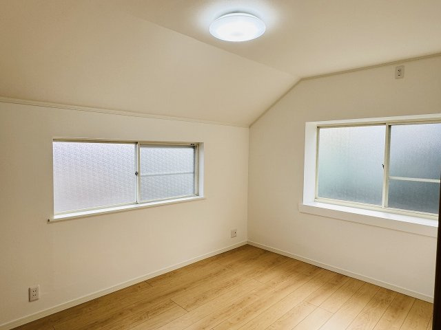 八王子市　長沼町　中古戸建ての子供部屋|～2階6.0帖の洋室　2面採光で明るく風通しの良いお部屋です～