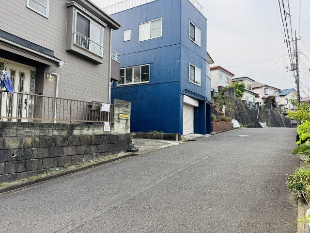 八王子市　長沼町　中古戸建ての前面道路含む現地写真|～北西側6.0ｍ公道に面しているため駐車もしやすいです～