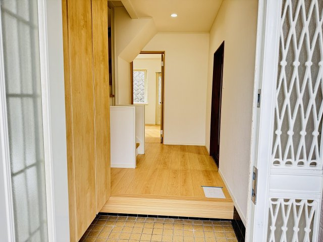 八王子市　長沼町　中古戸建ての玄関|～大容量収納可能なシューズボックス～