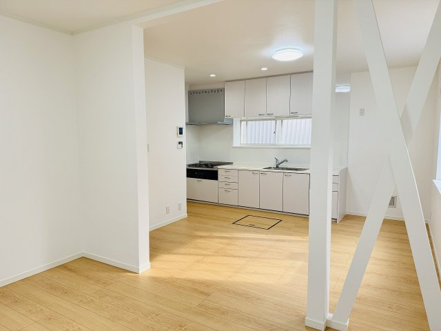 八王子市　長沼町　中古戸建ての居間・リビング|～明るく開放感のあるLDK、家族団欒の時間をお過ごしいただけます～