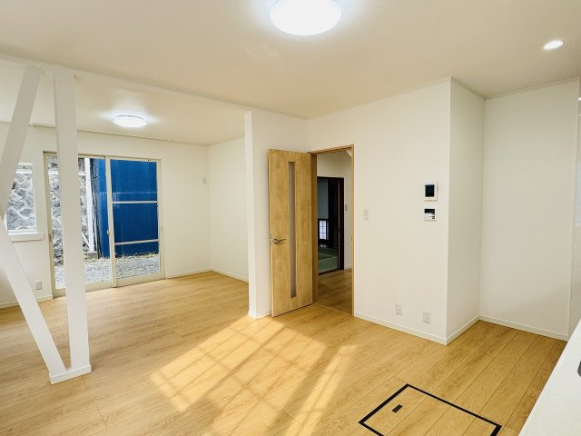 八王子市　長沼町　中古戸建ての居間・リビング|～明るく開放感のあるLDK、家族団欒の時間をお過ごしいただけます～