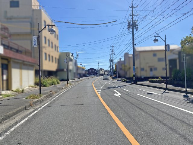 【前面道路含む現地写真】 | 鈴鹿市神戸８丁目　店舗付住宅 | 前面道路