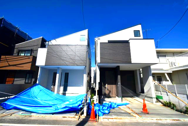 西荻北1丁目・新築戸建の外観|南側5.45ｍの広い公道に面しており日当たり良好です。完成しました！内覧可能です。お車でお迎えに上がります。お気軽にお問合せください。