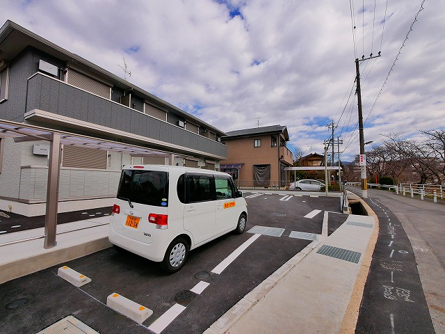 プラナス新大宮の駐車場