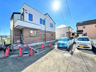 【外観】 | ◆堂々たる趣ながら、主張し過ぎずどこか余裕を感じさせるシャープなフォルムで佇む邸宅は、晴天の空と照らし合わせる事で、本来あるべき完成形の姿を見せてくれます。