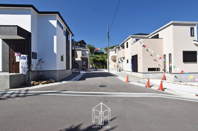 ファーストタウン川西西多田│全6区画の外観|位置指定道路入口から撮影した前面道路含む、現地写真です。
