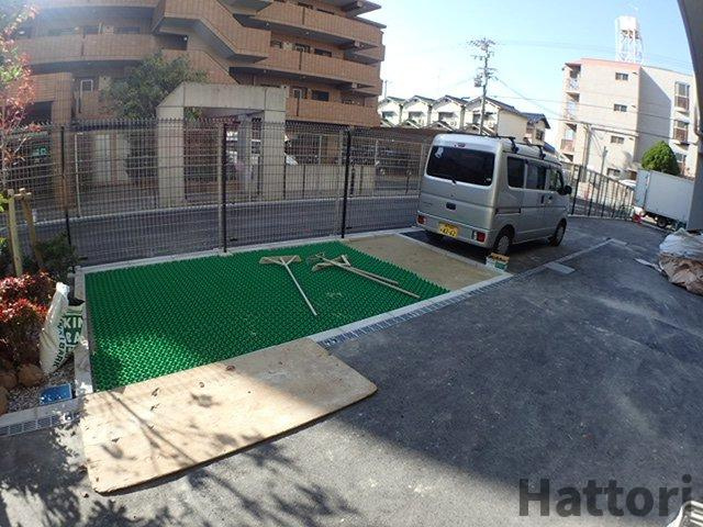 エスプレイス江坂レジデンスの駐車場
