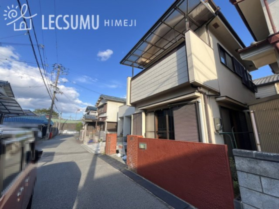 加古川市平岡町土山/中古戸建の前面道路含む現地写真