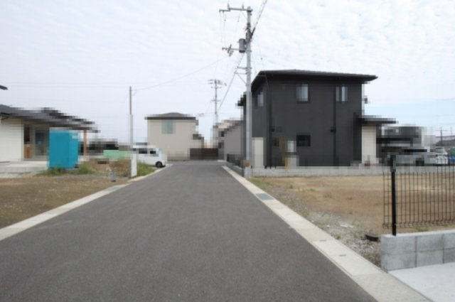 香南市野市町西野　建築条件付き　売土地　Ｄ-2区画（全37区画）の前面道路含む現地写真|前面道路　北側　幅　6.0ｍ