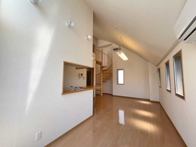 【居間・リビング】 | 沼津市平町 売一棟マンション ES05401 | 沼津市平町　リビング一例