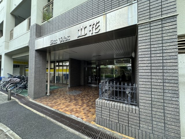 サンタウン立花 2号棟のエントランス|重厚感のあるエントランスがお出迎え