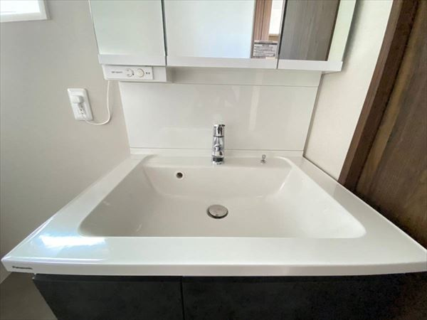 湊　築浅住宅　フジ住宅の家の独立洗面台