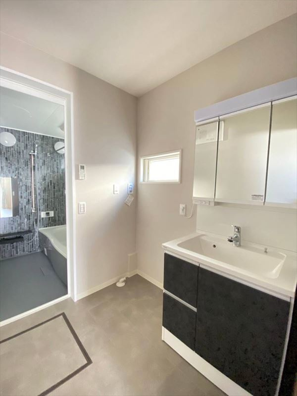 湊　築浅住宅　フジ住宅の家の独立洗面台