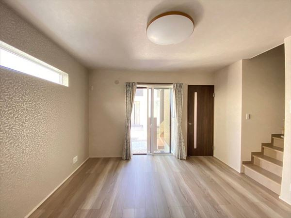 湊　築浅住宅　フジ住宅の家の居間・リビング