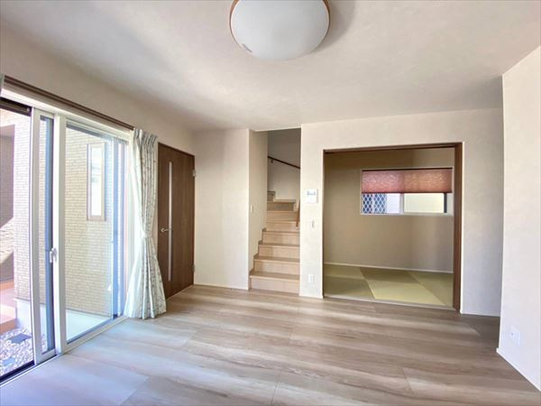 湊　築浅住宅　フジ住宅の家の居間・リビング