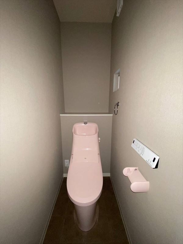 湊　築浅住宅　フジ住宅の家のトイレ