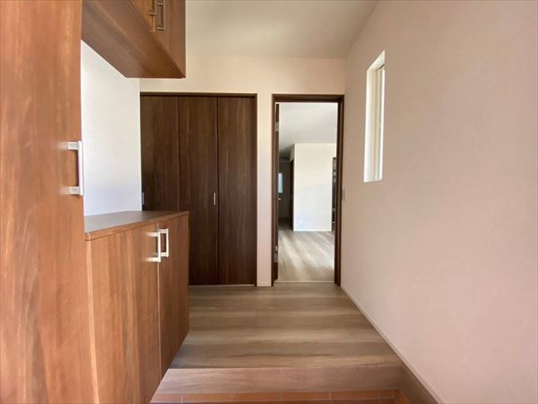 湊　築浅住宅　フジ住宅の家の玄関