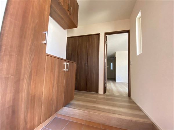 湊　築浅住宅　フジ住宅の家の玄関