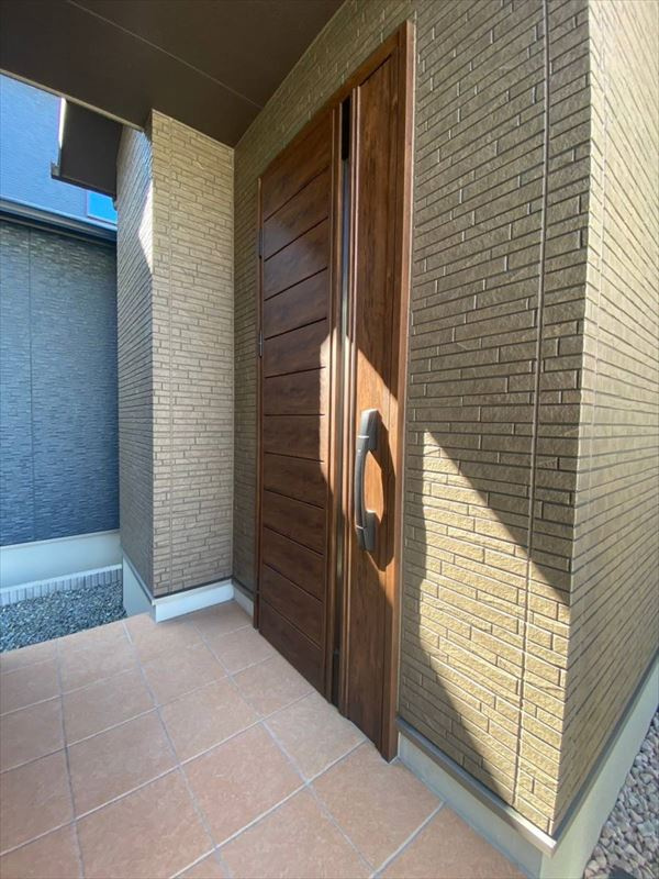 湊　築浅住宅　フジ住宅の家の玄関