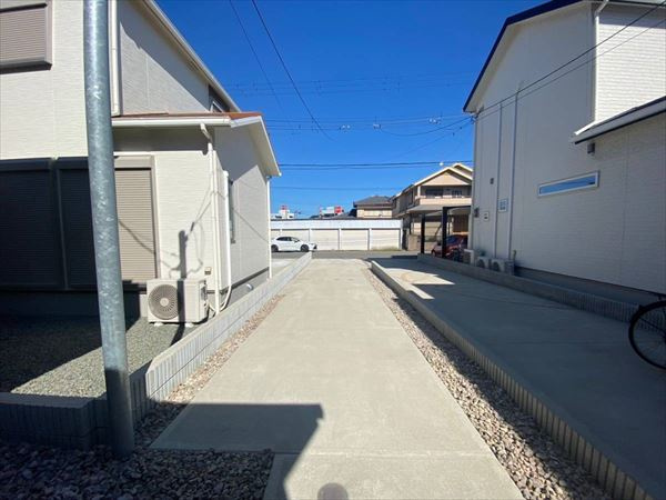 湊　築浅住宅　フジ住宅の家の前面道路含む現地写真