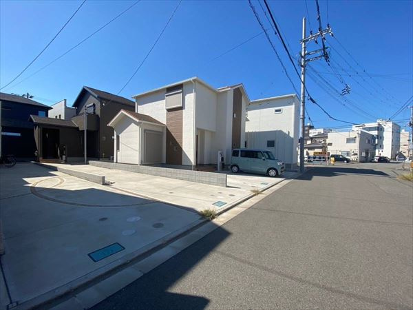 湊　築浅住宅　フジ住宅の家の前面道路含む現地写真