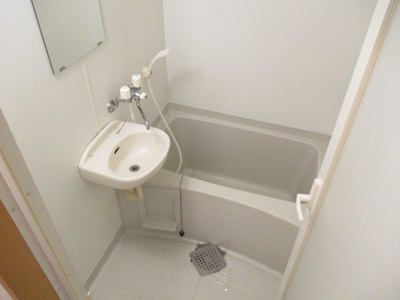 【シャワールーム】 | コンフォート天久Ⅱ | 写真とは違うお部屋になります。