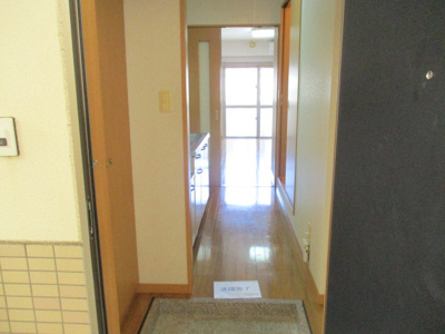 【玄関】 | コンフォート天久Ⅱ | 写真とは違うお部屋になります。