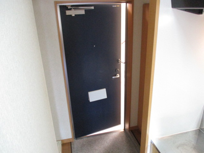 【玄関】 | コンフォート天久Ⅱ | 写真とは違うお部屋になります。