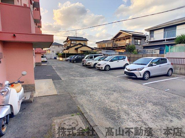 ヴィラ日の里の駐車場