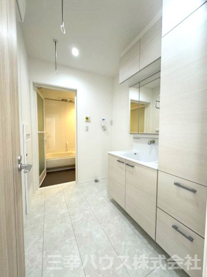 【洗面所】 | 柳沢6丁目貸家 | 洗面所も収納豊富です。