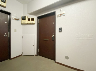 【その他共用部分】 | 皆様をお迎えする、お部屋の玄関ドア。開けやすさや開放角度、ドアノブの操作しやすさや鍵の形状などを、現地で一度ご確認ください。～即日のご見学可能～　お問合せはお気軽にどうぞ。

