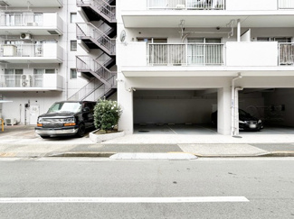 【駐車場】 | マンションの駐車場スペース。空きの有無や駐車料金、サイズ規定などについては、改めてお問い合わせください。～即日のご見学可能～　お問合せはお気軽にどうぞ。