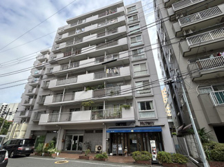 【外観】 | 手入れの行き届いた外壁やエントランスなど、「見ればわかる」レベルで清潔感を保ったマンションです。築年数を感じさせない姿で皆様をお出迎えします。～即日のご見学可能～　お問合せはお気軽にどうぞ。