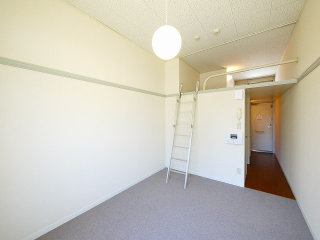 レオパレス秋桜の居間・リビング|落ち着いた色調の洋室です