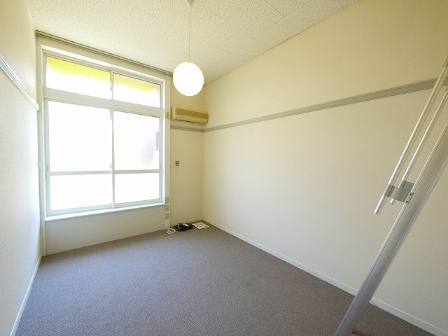 レオパレス秋桜の寝室|開放的な寝室です