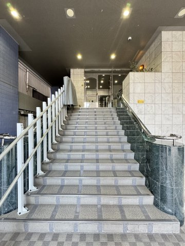 シルクハットハイツのエントランス|エレガンスな大階段がお出迎え