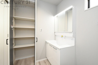 脱衣所に収納棚が付いており、水回りの掃除用品やタオル等収納出来て大変便利です。