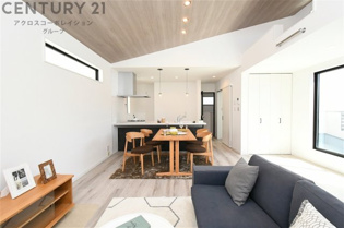 2階リビングは高さがあり、外から見えづらくなるため、家族のプライバシーを守りやすくなります。また天井にはダウンライトを設置。暖色系で家族団らんのスペースを温かく照らします♪