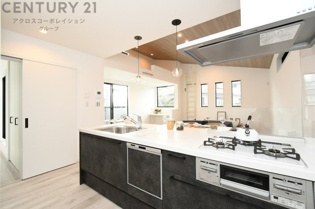 シンプルなデザインと使いやすさを兼ね備えた対面式システムキッチンは、効率的な作業スペースを提供し、家族やゲストとのコミュニケーションを促進します。