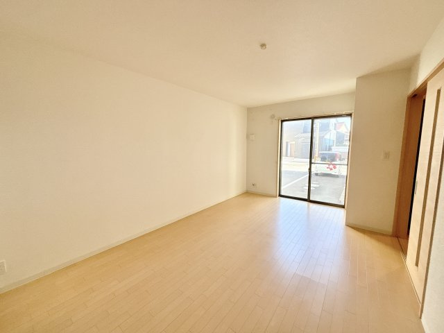 常滑市大野町4丁目戸建の居間・リビング