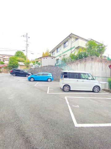 茨木春日丘ハイツの駐車場