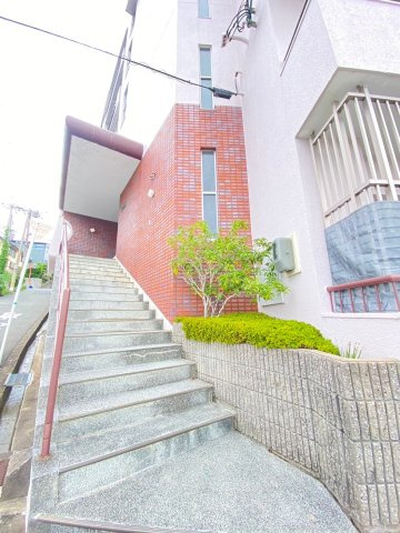 茨木春日丘ハイツのエントランス