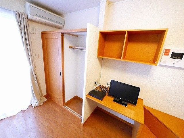 レオパレスリバートップの内装|明るい色調の室内です