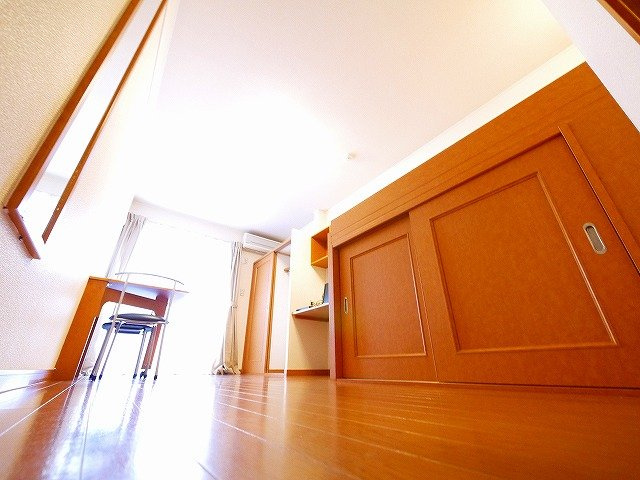 レオパレスリバートップの洋室|使い勝手のいい洋室です