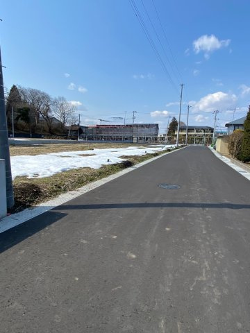 八戸市長者三丁目31-50　区画№33　建築条件付きの前面道路含む現地写真