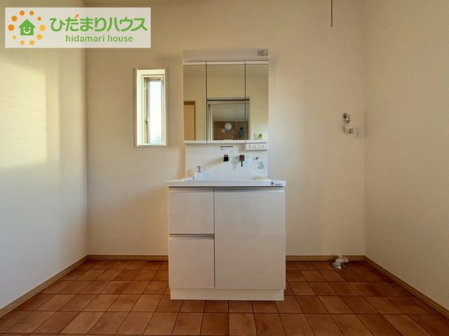 日立市大沼町1丁目　新築戸建の独立洗面台|ゆったりとした脱衣所は、朝の支度の時間が重なっても、ストレスなく準備ができます!(^^)!