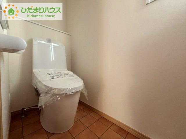 日立市大沼町1丁目　新築戸建のトイレ|小窓が付いているので、トイレも明るい空間になっております♪