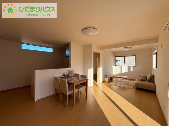 日立市大沼町1丁目　新築戸建の居間・リビング|"南側にお庭があり、明るく開放感のあるリビング。
昼間は、電気いらずでエコ+節約にもなります。"